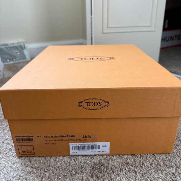 Tod's logo-plaque leather ankle boots size 8.5 - Like New - Picture 11 of 11